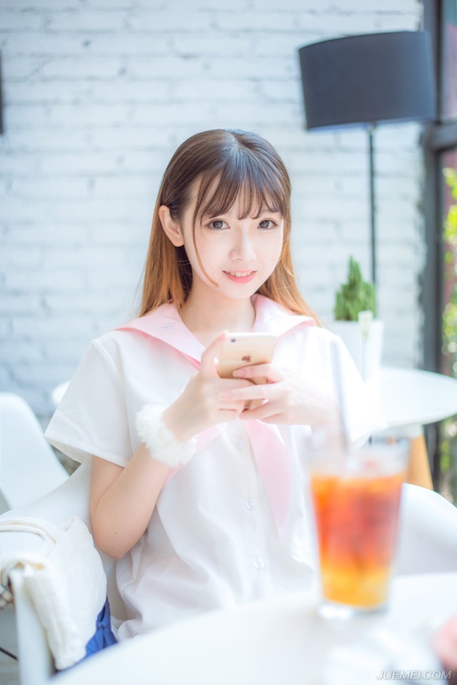 “二哥。”就在此时，门外进来一名风尘仆仆的汉子，一身百姓打扮，若非双目间目光有些慑人，乍一看去，与普通百姓无异，见到诸葛亮，躬身一拜。